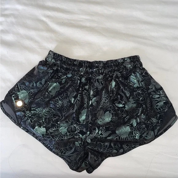 Lululemon Hotty Hot Shorts Size 8 - Picture 2 of 4